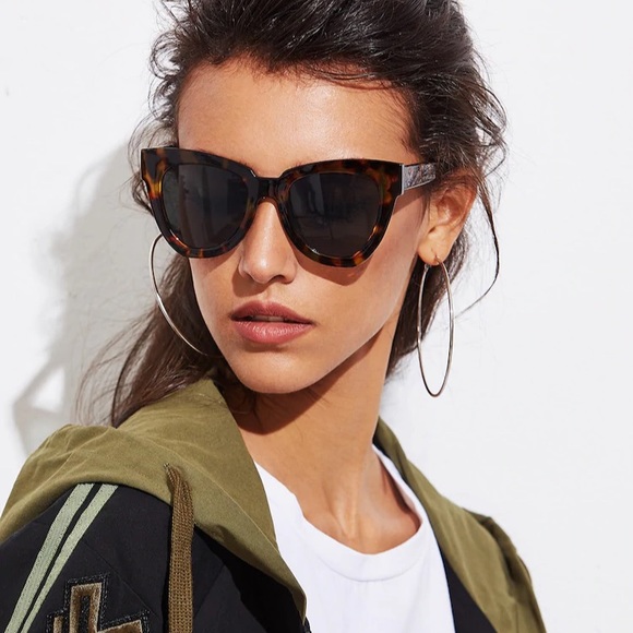 📍SUMMER CLEARANCE!! Chic Tortoise Sunnies - Picture 2 of 5